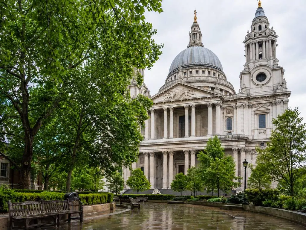 Die Westfassade von St Paul’s Cathedral vom St Paul’s Churchyard aus