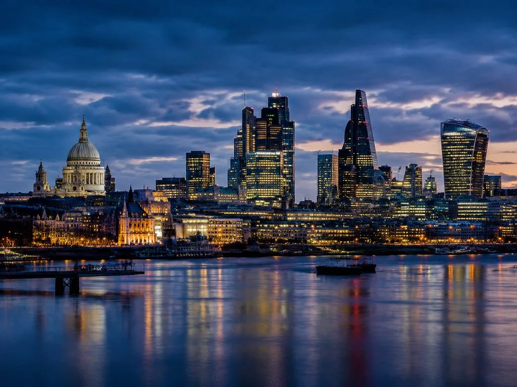 Die Kuppel von St Paul’s in der Skyline der City of London